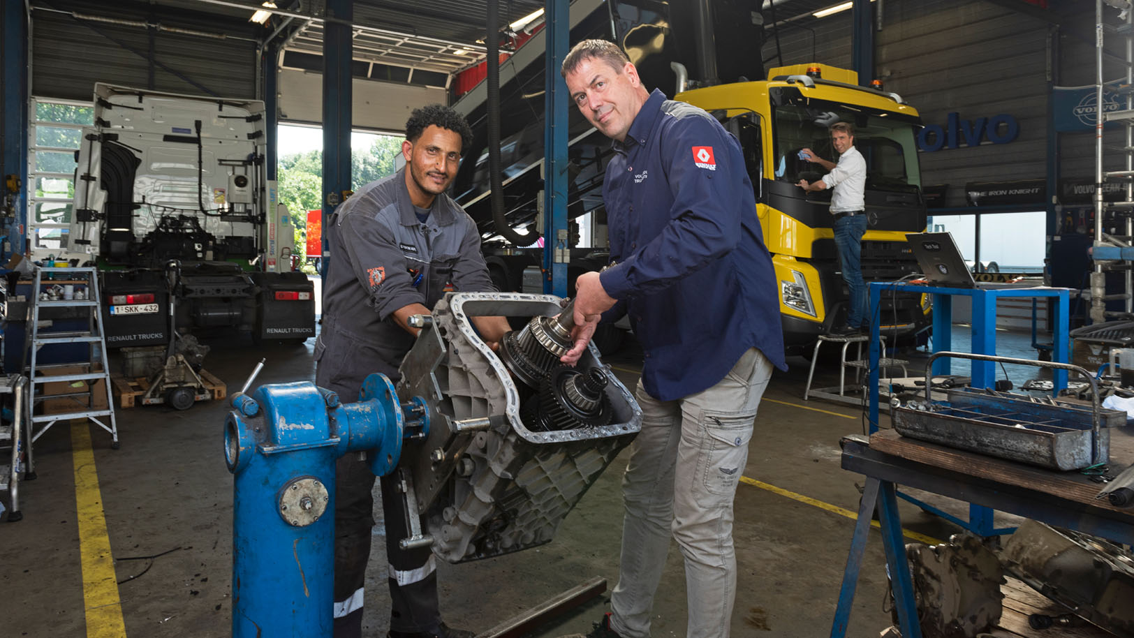 Hoe stoom je jong talent klaar voor een baan in de trucktechniek? Volvo Group Truck Center Aalsmeer weet er wel raad mee. Hun filosofie is dat daar niet alleen een leermeester voor nodig is, maar het gehele bedrijf.