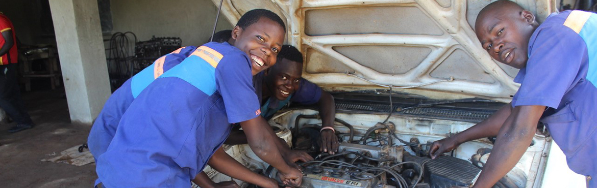 BOVAG schenkt werkkleding voor monteurs in Oeganda 